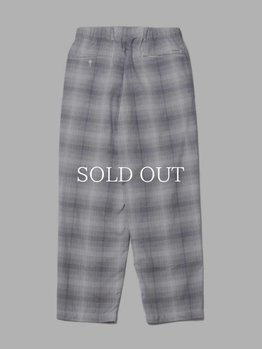 画像2: COOTIE   Ombre Check 2 Tuck Easy Pants (White × Gray) (2)