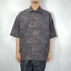 画像2: CALEE  Animal type pattern drop shoulder S/S shirt (Black) (2)