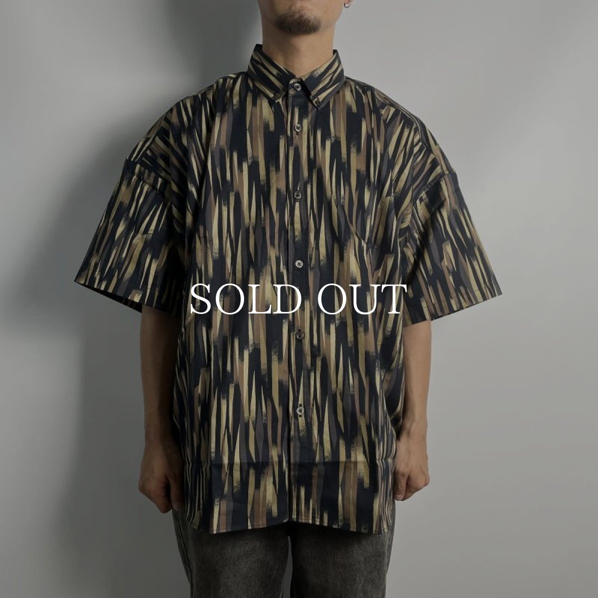 画像2: CALEE  Brush handle pattern over silhouette S/S shirt (Black.Green) (2)