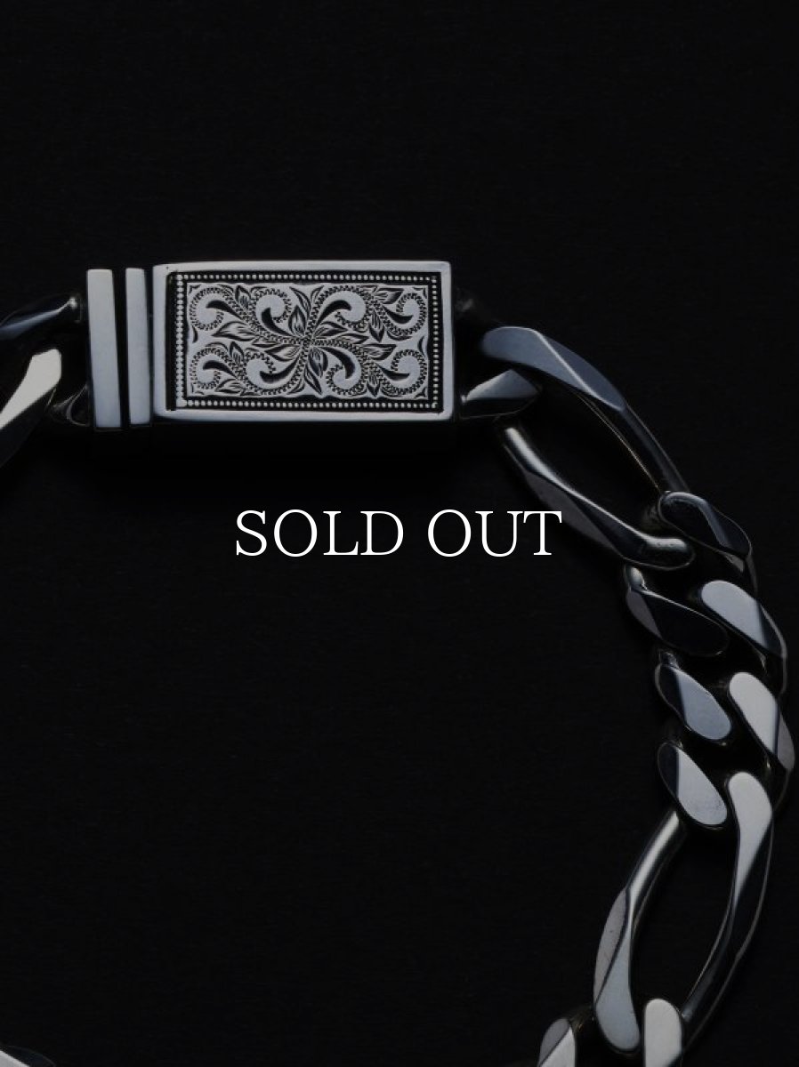 画像2: ANTIDOTE BUYERS CLUB   Engraved Box Clasp Figaro Bracelet (2)