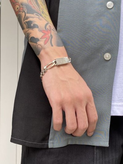 画像1: ANTIDOTE BUYERS CLUB   Engraved Box Clasp Figaro Bracelet (Silver)