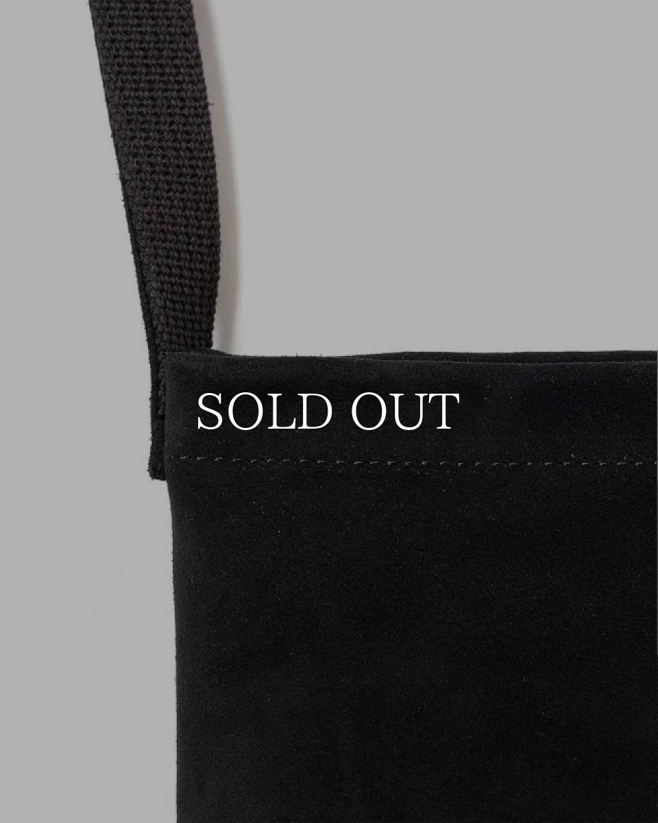 画像3: hobo  SHOULDER POUCH COW SUEDE (BLACK) (3)