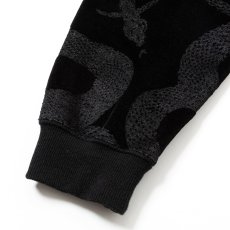 画像4: CALEE  ALLOVER SNAKE PATTERN VELOUR CREW NECK SH  (4)