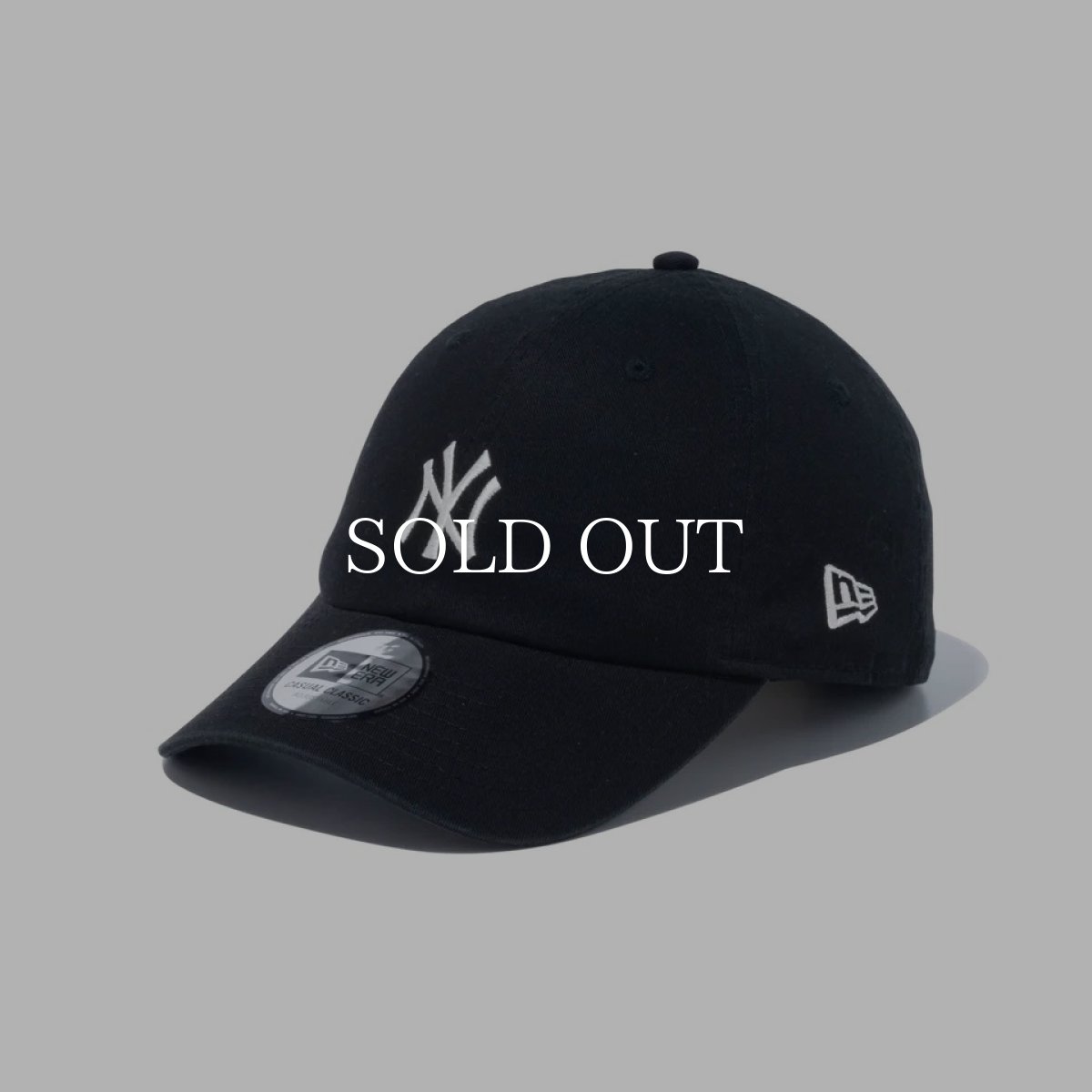 画像1: NEW ERA  カジュアルクラシック MLB Casual Classic ニューヨーク・ヤンキース ミッドロゴ ブラック × クロームホワイト (1)