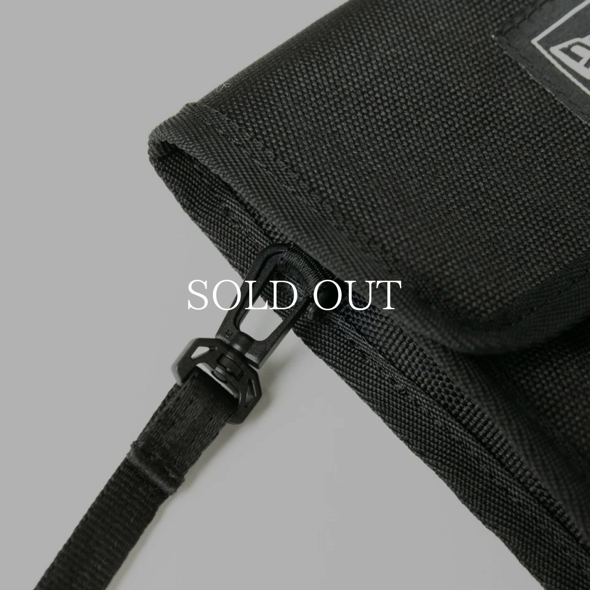 画像14: NEW ERA  スクエア ネックポーチ 0.5L ボックスロゴ ブラック (14)