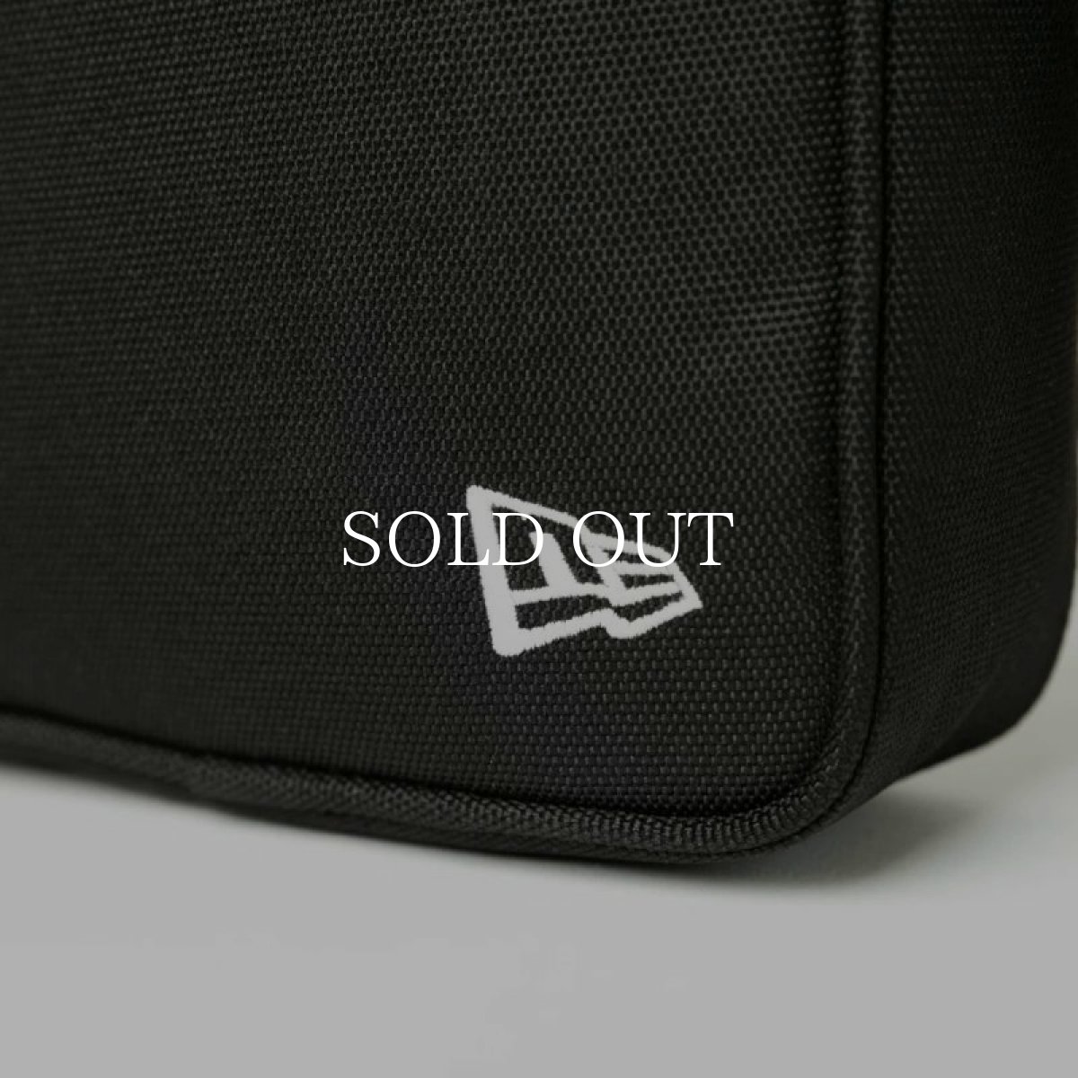 画像10: NEW ERA  スクエア ショルダーポーチ 1.5L ボックスロゴ ブラック (10)