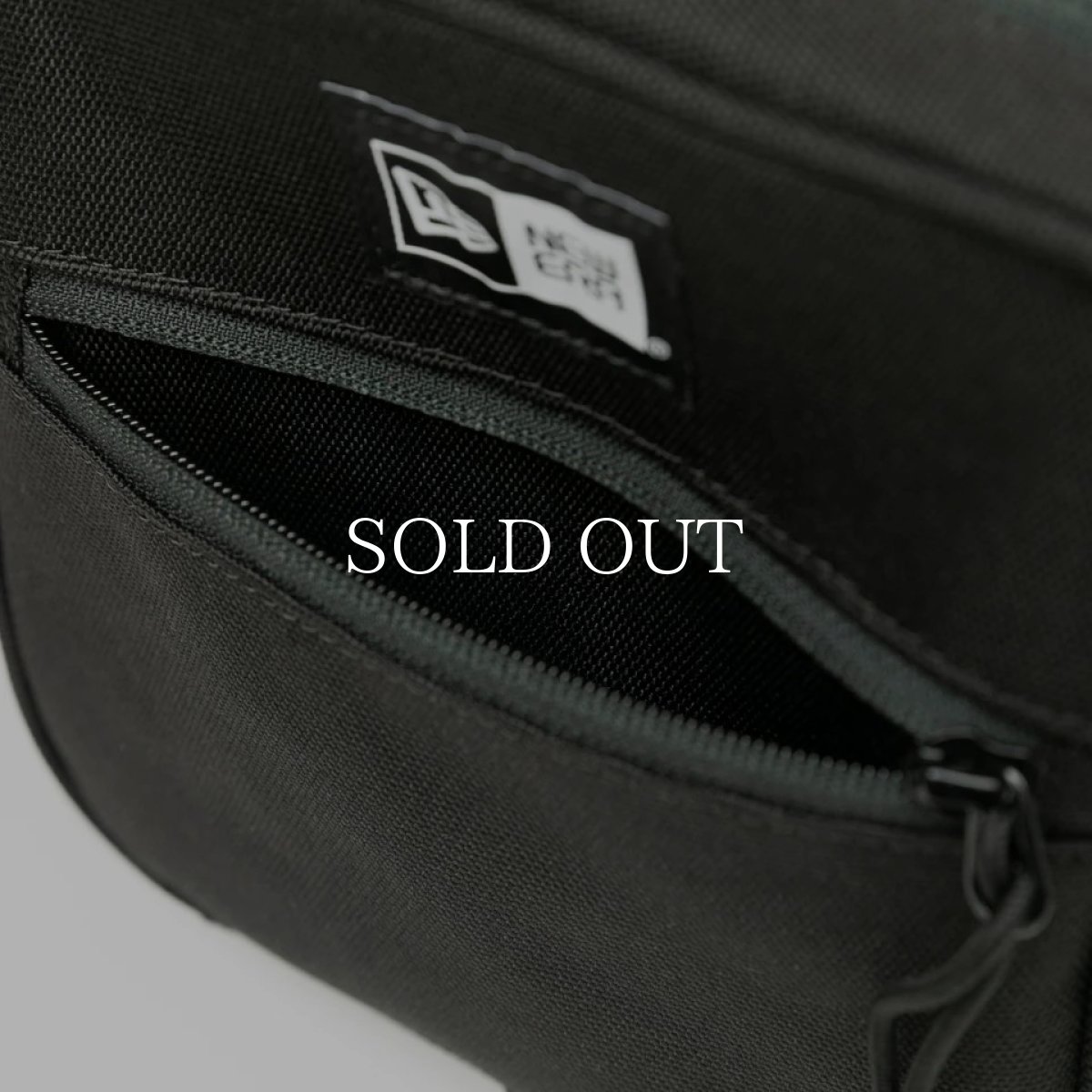 画像13: NEW ERA  スクエア ショルダーポーチ 1.5L ボックスロゴ ブラック (13)