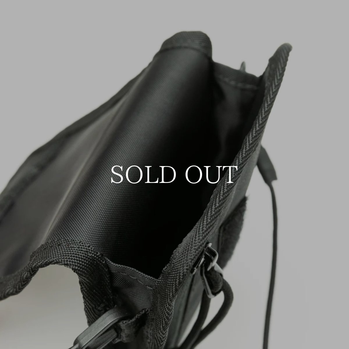 画像11: NEW ERA  ネックポーチ 0.3L ボックスロゴ ブラック (11)