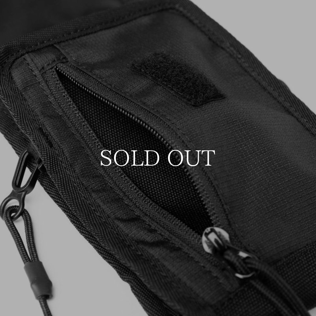 画像9: NEW ERA  ネックポーチ 0.3L ボックスロゴ ブラック (9)