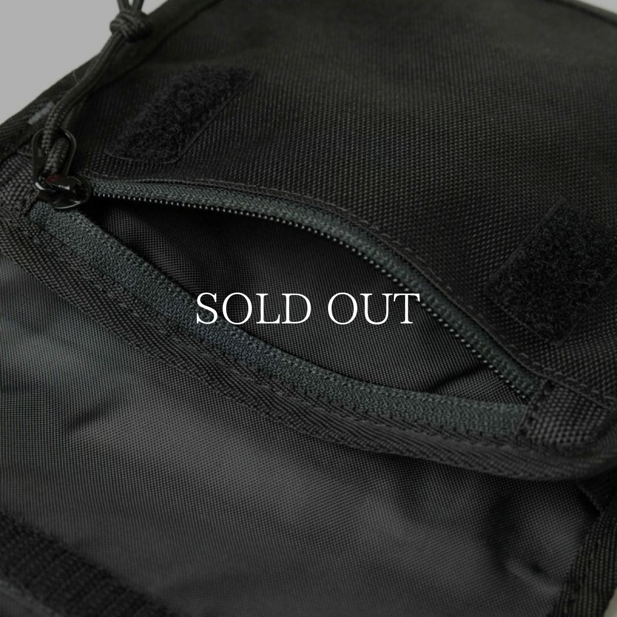 画像9: NEW ERA  スクエア ネックポーチ 0.5L ボックスロゴ ブラック (9)