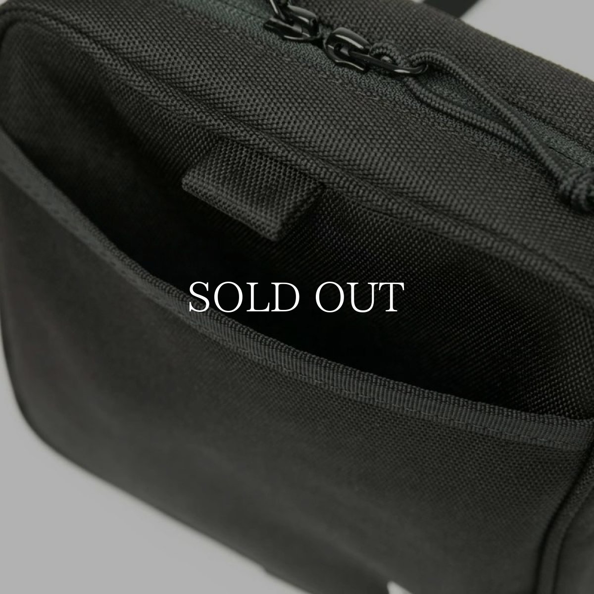 画像14: NEW ERA  スクエア ショルダーポーチ 1.5L ボックスロゴ ブラック (14)