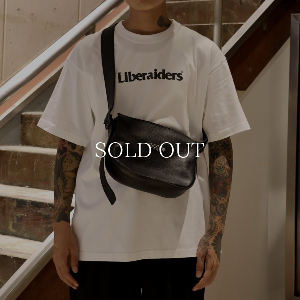 画像11: CALEE  STUDS LEATHER SHOULDER BAG <REGULAR> (11)