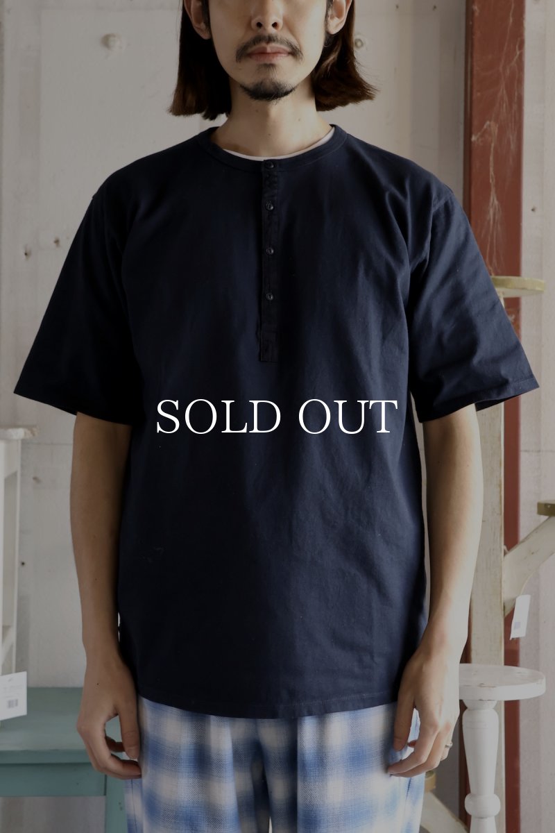 画像3: nonnative  DWELLER S/S HENLEY NECK TEE COTTON JERSEY OVERDYED (3)