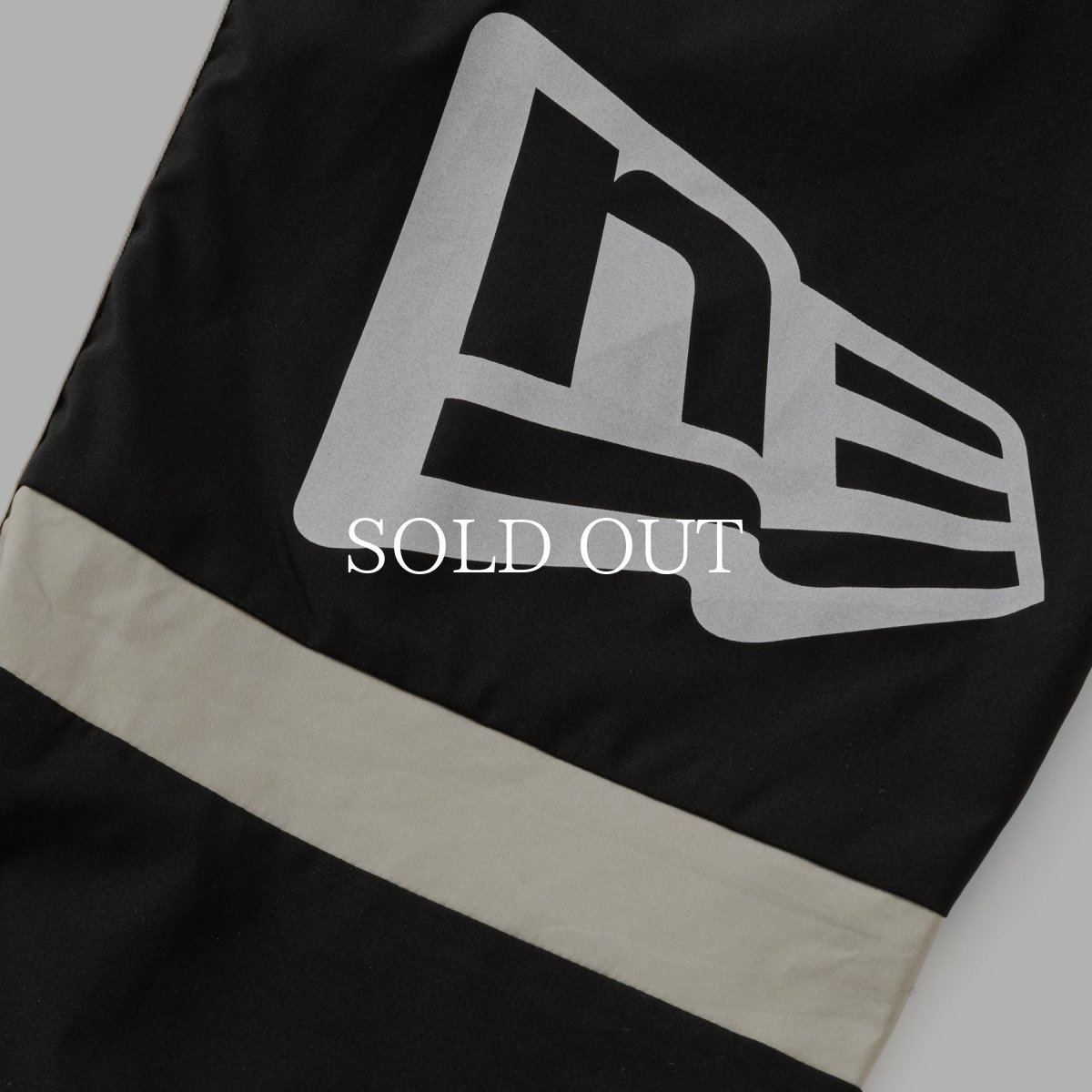 画像10: CALEE  × NEWERA®︎ CALEE LOGO OVERSIZED PIPING TRACK PANTS <EXCLUSIVE> (10)