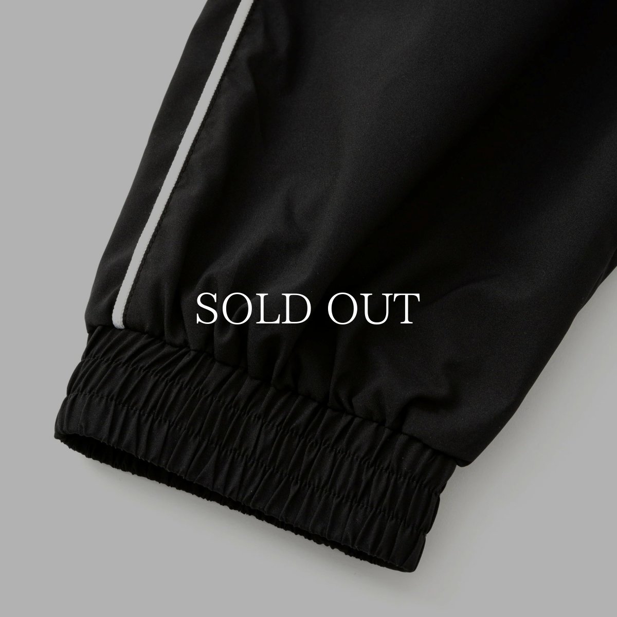 画像8: CALEE  × NEWERA®︎ CALEE LOGO OVERSIZED PIPING TRACK PANTS <EXCLUSIVE> (8)