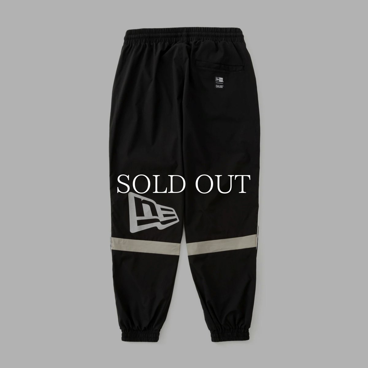 画像2: CALEE  × NEWERA®︎ CALEE LOGO OVERSIZED PIPING TRACK PANTS <EXCLUSIVE> (2)