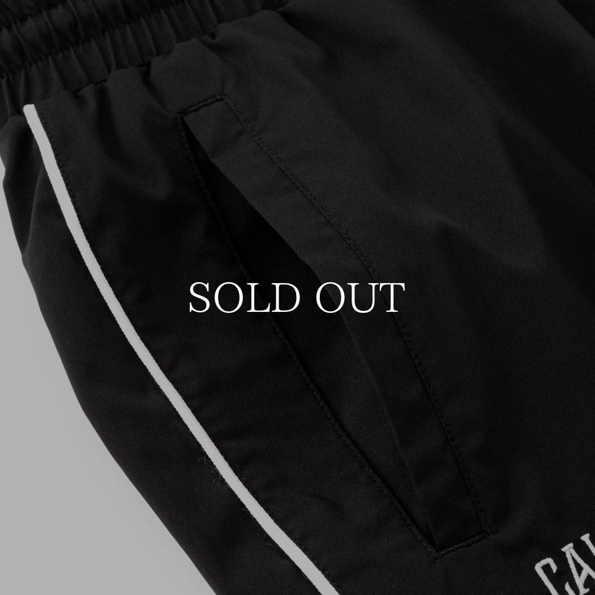 画像7: CALEE  × NEWERA®︎ CALEE LOGO OVERSIZED PIPING TRACK PANTS <EXCLUSIVE> (7)