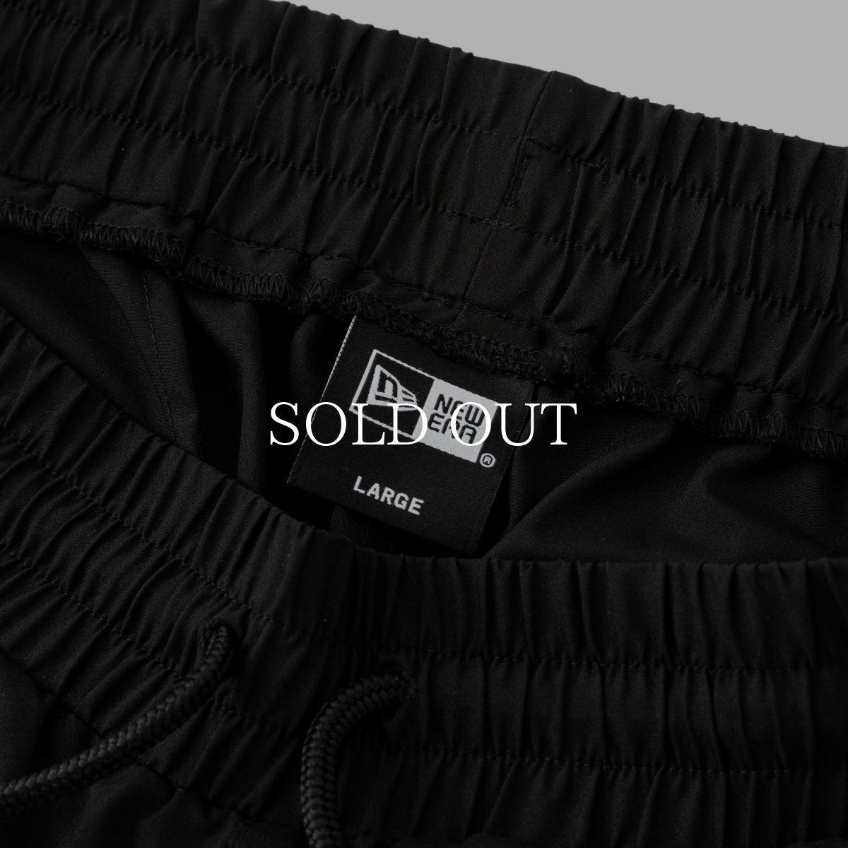 画像4: CALEE  × NEWERA®︎ CALEE LOGO OVERSIZED PIPING TRACK PANTS <EXCLUSIVE> (4)