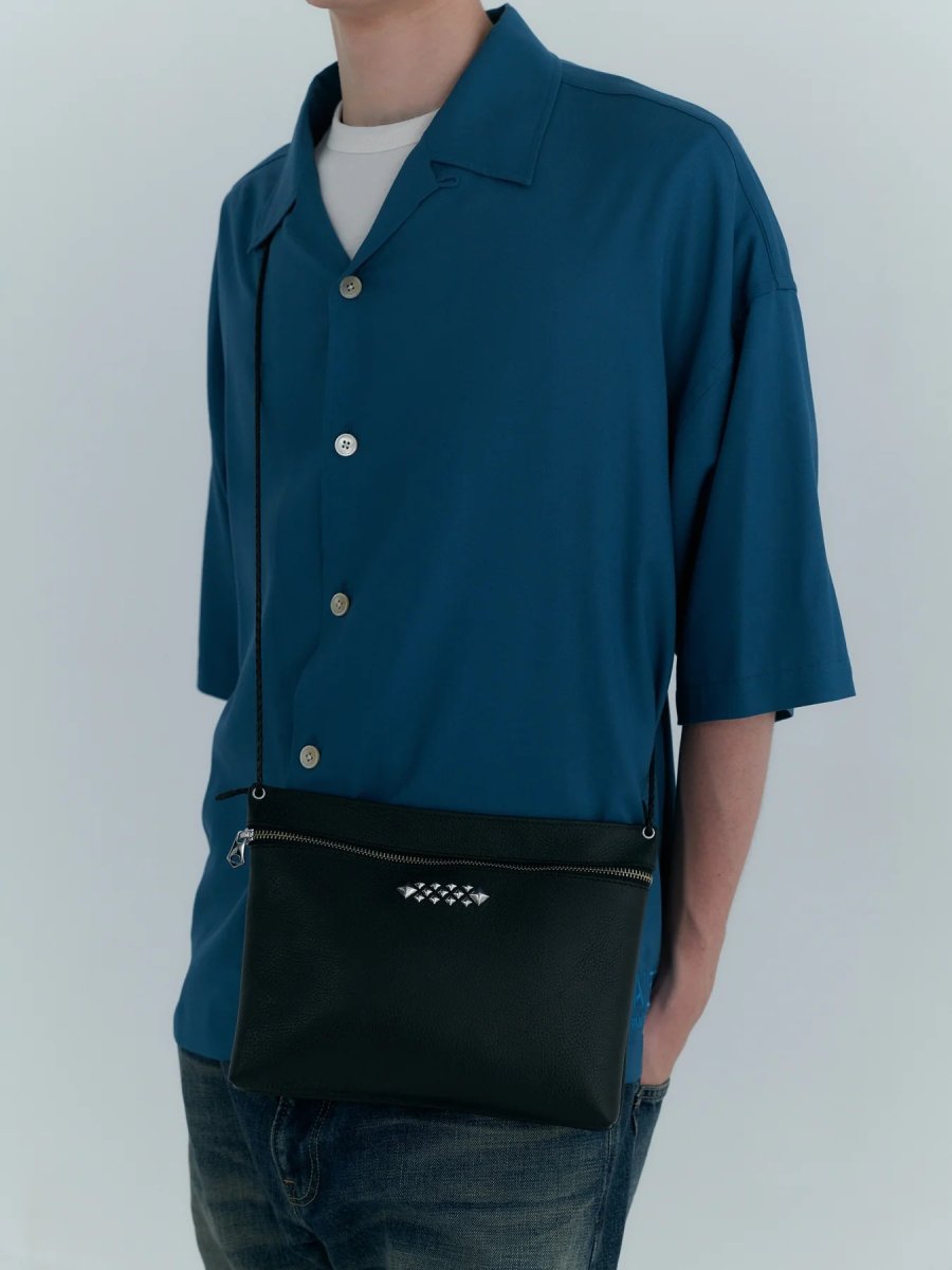 画像9: CALEE  STUDS LEATHER ZIP SACOCHE (9)