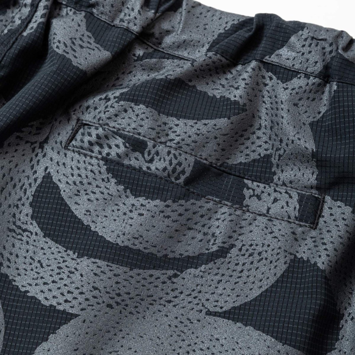 画像6: CALEE  DOTAIR®︎ SNAKE PATTERN EASY SHORTS <REFLECTOR> (6)