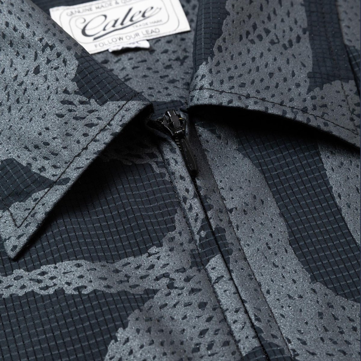 画像4: CALEE  DOTAIR®︎ SNAKE PATTERN ZIP SH <REFLECTOR> (4)