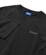 画像5: LFYT  OLD ENGLISH LOGO PIGMENT DYED TEE (5)