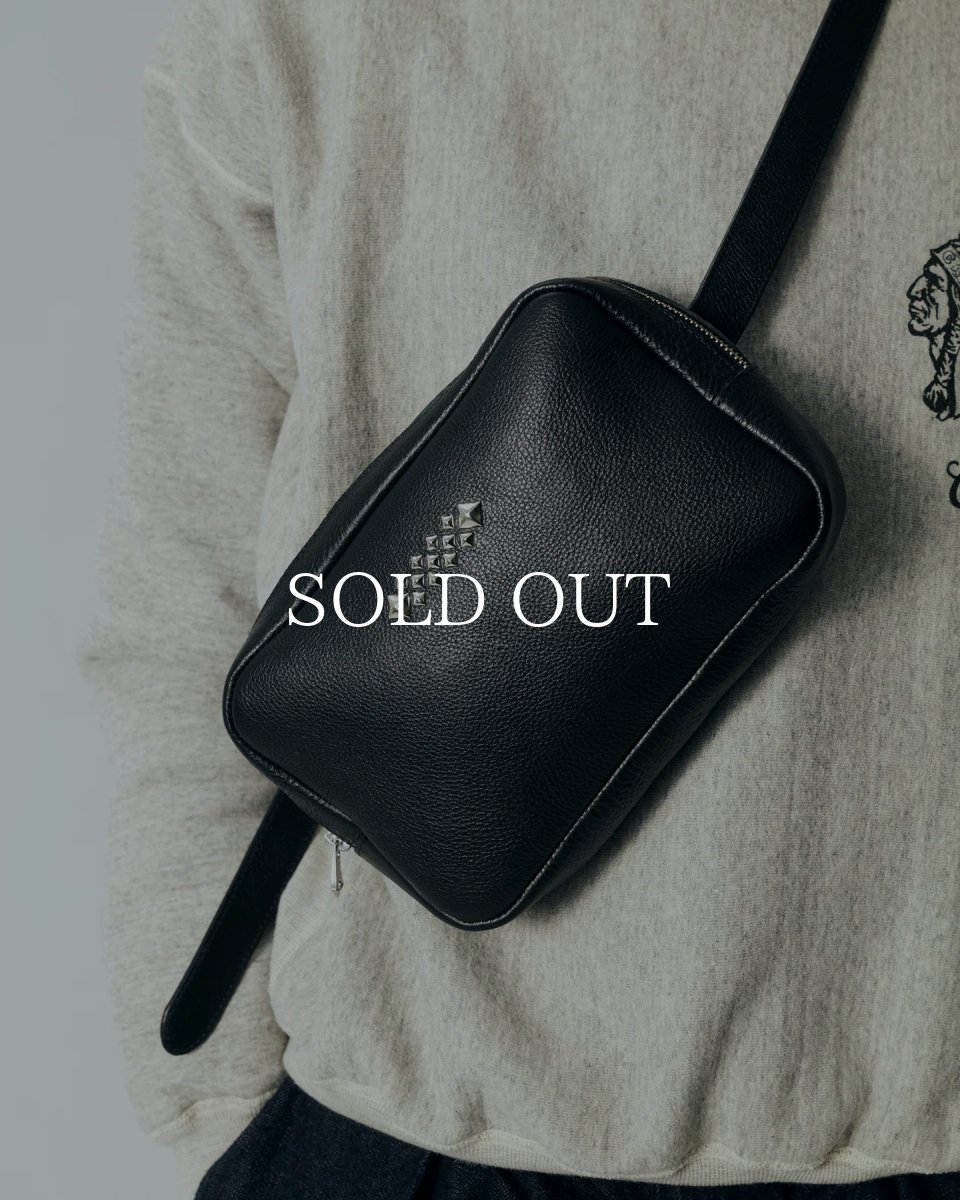 画像8: CALEE  STUDS LEATHER BODY BAG (8)