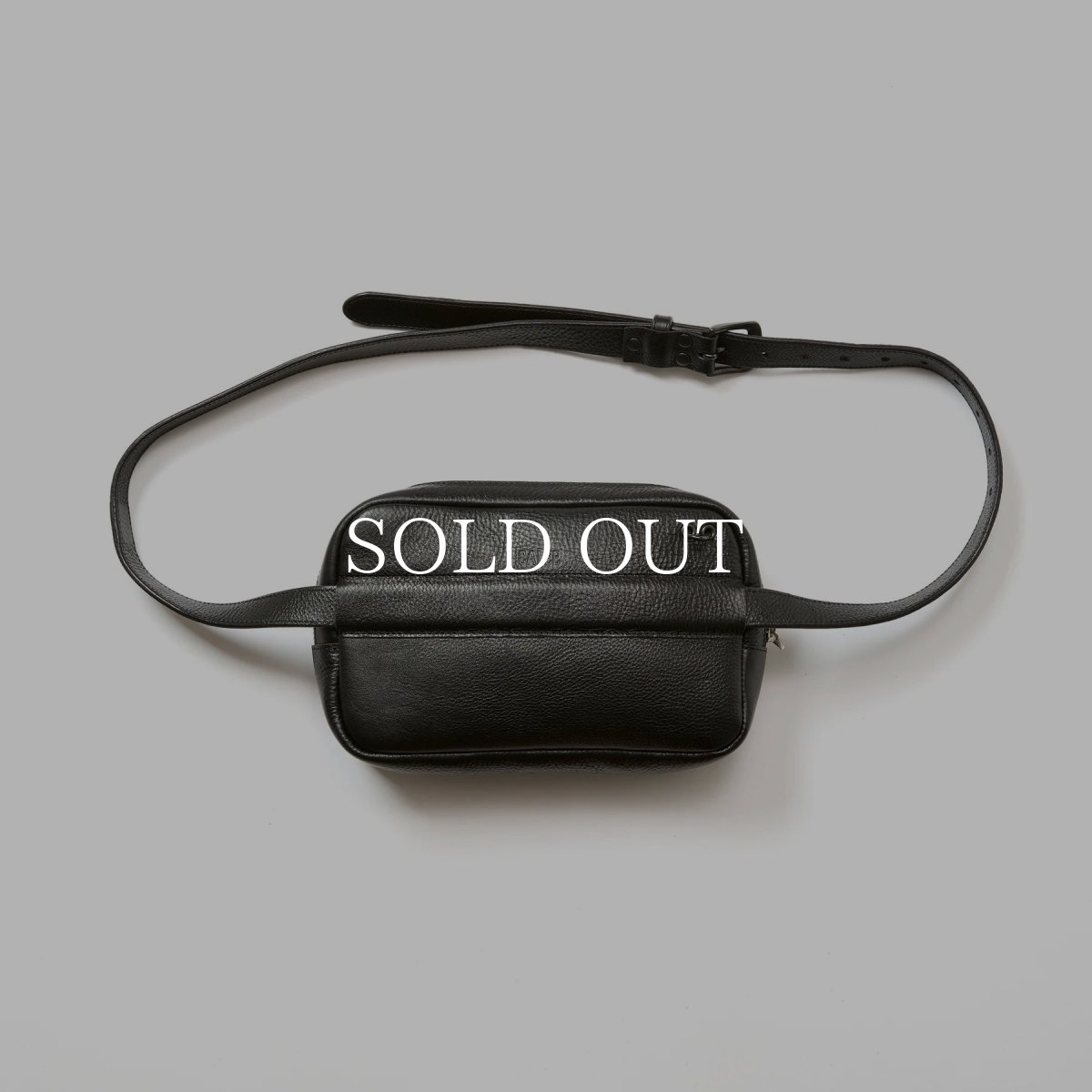 画像2: CALEE  STUDS LEATHER BODY BAG (2)