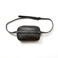 画像2: CALEE  STUDS LEATHER BODY BAG (2)