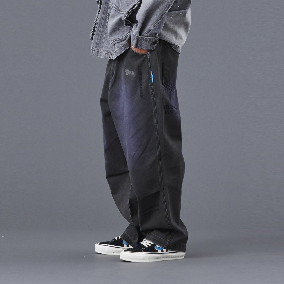 画像21: Liberaiders  HANDWRITING PRINT CHINO SARROUEL PANTS (21)