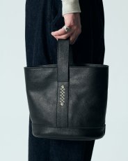 画像12: CALEE  STUDS LEATHER BUCKET BAG (12)