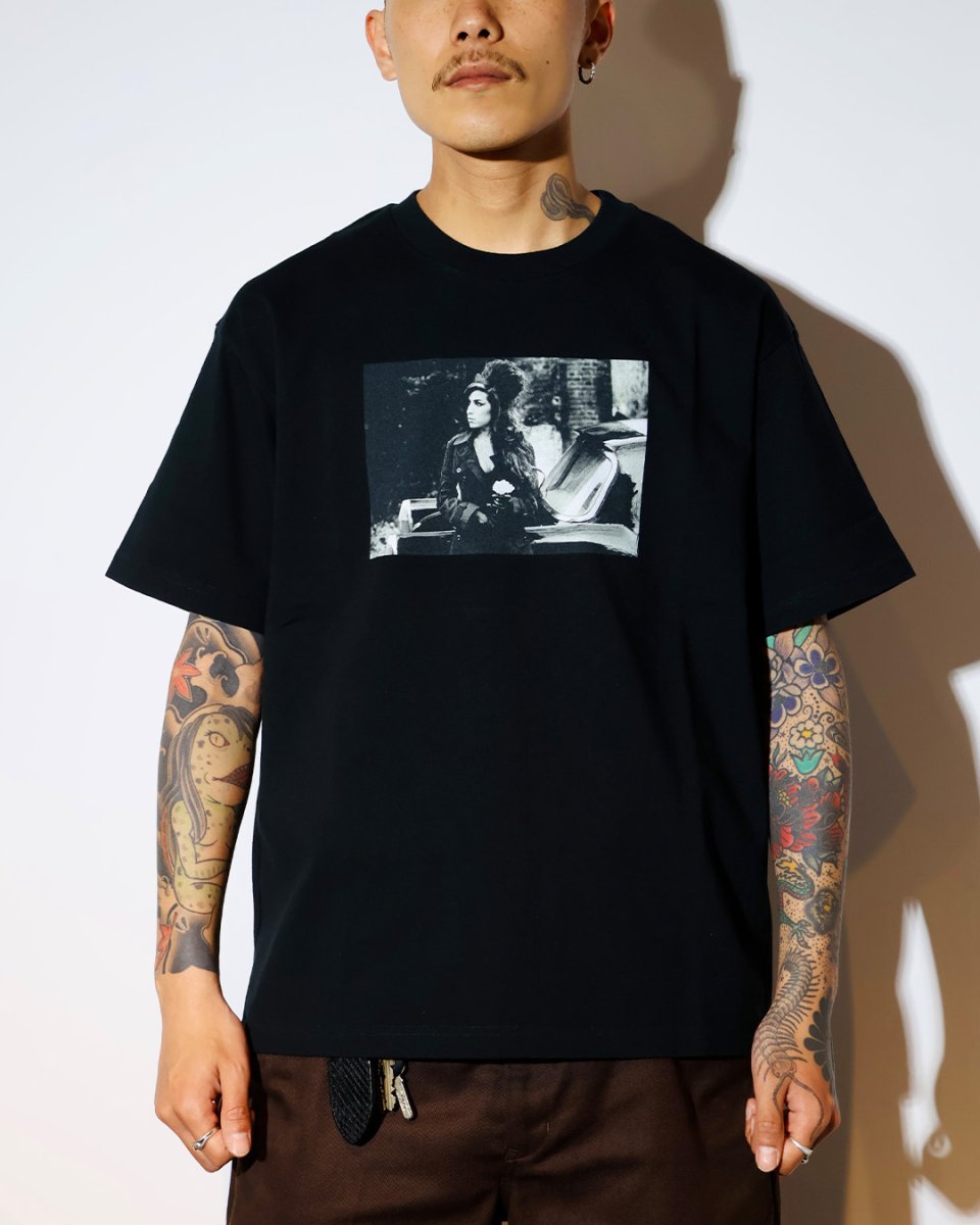 画像3: MINEDENIM  Amy Winehouse "Lean On A Car" Photo S/S Tee (3)