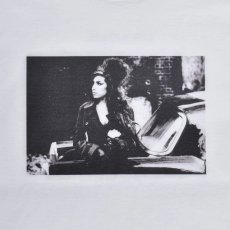画像17: MINEDENIM  Amy Winehouse "Lean On A Car" Photo S/S Tee (17)