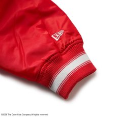 画像8: NEW ERA  ナイロン バーシティジャケット Coca-Cola コカ・コーラ スカーレット (8)