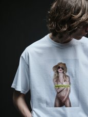 画像9: MINEDENIM  Mike Dowson Naked Summer Girl Photo Tee by Stie-lo (9)