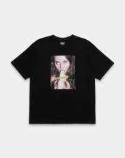 画像1: MINEDENIM  Mike Dowson Holding a Banana Girl Photo Tee by Stie-lo (1)