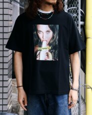 画像3: MINEDENIM  Mike Dowson Holding a Banana Girl Photo Tee by Stie-lo (3)