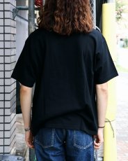 画像4: MINEDENIM  Mike Dowson Holding a Banana Girl Photo Tee by Stie-lo (4)