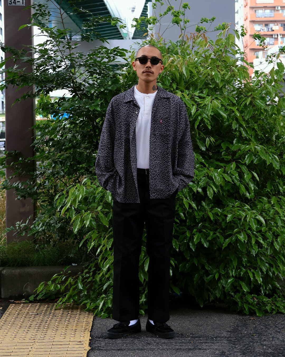 HIDE AND SEEKのオリジナルレオパードシャツを使用したスタイリング