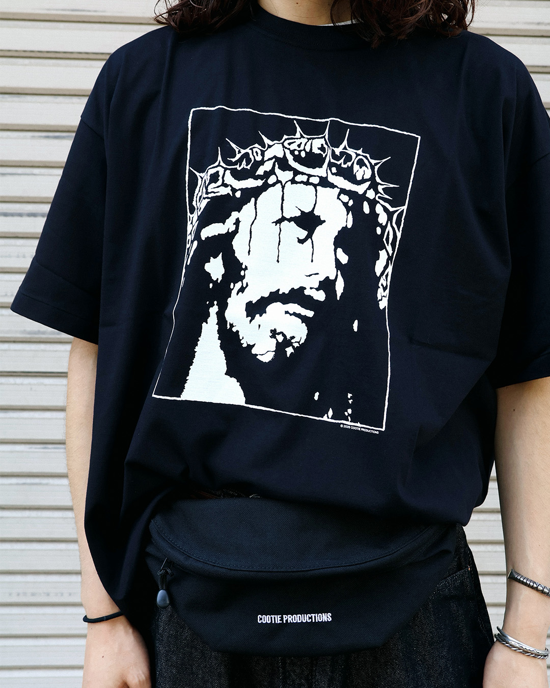 【COOTIE PRODUCTIONS】印象的なグラフィックを落とし込んだ"Print S/S Tee - JESUS"